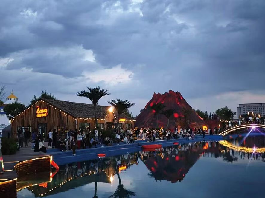 Ulaanqab's tweet photo. This autumn, dive into the upgraded Ulaanqab Night for a whirlwind of surprises! 

Discover revamped attractions, immersive ethnic performances, a unique grassland feast, and authentic local cuisine. 🤩 https://t.co/W4zrEef9tm