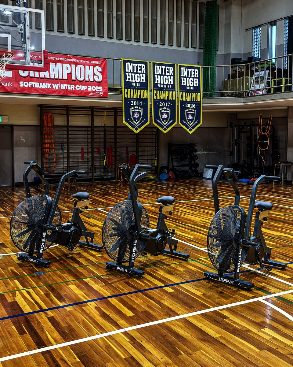 MBCPOWER's tweet photo. 今年のバスケットボールインターハイ覇者、福岡大学附属大濠高等学校トロージャンズ様にROGUE エコーバイクを導入いただきました、誠に有難うございます！

SoftBank ウィンターカップ 2026には3連覇をかけて挑まれます。残り約3ヶ月ほど、エコーバイクをコンディショニング向上に役立てていただければ幸いです。

本エコーシリーズ、プロスポーツチームをはじめとした学校などへも積極的に導入いただいております。エコーバイクを含めた有酸素器具、フリーウェイト器具の導入につきましては、ぜひMBC POWERにご相談ください！