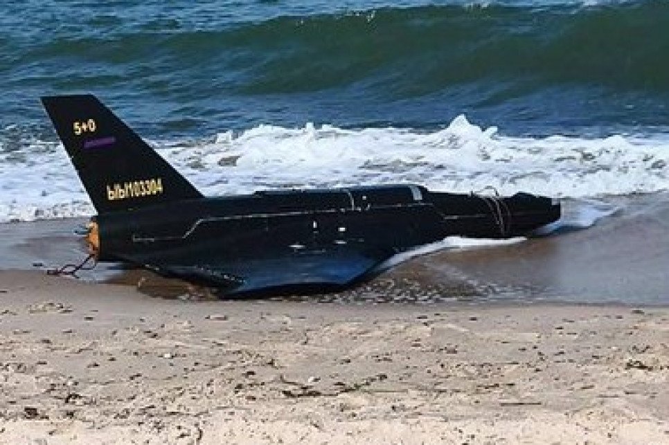 PiotrWiel's tweet photo. Drugi dzień ruski złom leży na plaży, a leży, bo dalej państwo pół-Niemca @donaldtusk, które "bardzo szybko wygra wojnę z Rosją", nie sprawdziło, czy złom jest uzbrojony. https://t.co/tCVIqgo10c