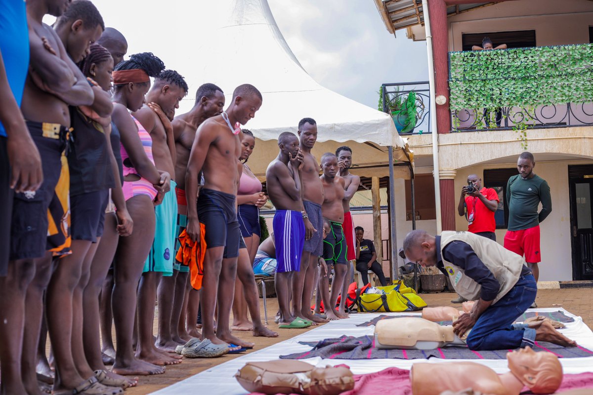 SwimSafeUganda's tweet photo. Drowning prevention starts with being prepared.

This image captures emergency response training, because when seconds matter, knowing what to do can save a life.

About 3,000 people drown in Uganda every year, 8 every day.
#DrowningPrevention #SwimSafeUganda #3000campaign https://t.co/z1ItMMJ2tT