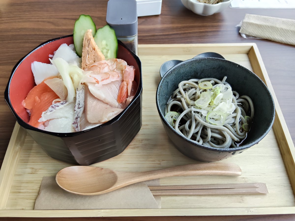 purepureplus's tweet photo. ランチは仙豆さんで海鮮丼をいただきました😋 https://t.co/yhGHOy4nq8