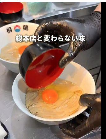 takasuke_koi's tweet photo. さて私がなぜここまでこのニトリルにブチギレているか。

ずっと使いまわしてるから肌が見える程すり切れてんだよ！意味ねーよ！汗というエナドリで元気になった雑菌がモロに入ってんだよ！
頼むから格好いいだけでやらんくれマジで！ https://t.co/dLOhF57R0l