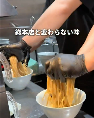 takasuke_koi's tweet photo. さて私がなぜここまでこのニトリルにブチギレているか。

ずっと使いまわしてるから肌が見える程すり切れてんだよ！意味ねーよ！汗というエナドリで元気になった雑菌がモロに入ってんだよ！
頼むから格好いいだけでやらんくれマジで！ https://t.co/dLOhF57R0l