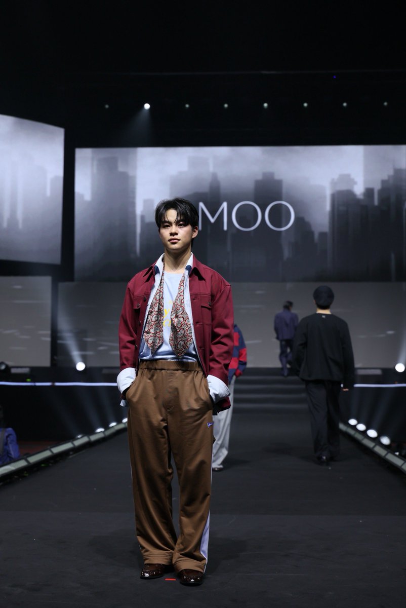 StarDelight_ent's tweet photo. ***Caption แฟขั่นโชว์ moo***

ทัพดาราดัง นำโดย ดัง-ณัฎฐ์ฐชัย @dunknatachai,  ตี๋ตี๋-วันพิชิต @twnpich ,  ป๋อ-ศุภการ @porsuppakarn , ขุนพล-ปองพล @khunpol.busofficial , จั๋ง-ธีร์ @jungt.busofficial , ฮาร์ท-ชุติวัฒน์ @heart.busofficial , มาร์คคริส-กฤษณ์ @marckris.busofficial , คอปเปอร์-เดชาวัต @copper.busofficial , คิม-ปัณณธร @kim.proxie และกัน-รัชชานนท์ @gunn.proxie ฯลฯ  ร่วมเผยโฉม @moobangkok.official คอลเลกชัน Autumn/Winter 2026 “The Neighborhood Boy” บนรันเวย์สุดยิ่งใหญ่ในงาน Mchoice & Mint Awards 2026  

คอลเลกชัน “The Neighborhood Boy”  ได้แรงบันดาลใจจากวิถีชีวิตของเหล่าหนุ่มเมืองใหญ่ในยุค 80s–90s ถ่ายทอดผ่านสไตล์ Urban Casual  ซึ่งเป็น DNA ของแบรนด์ ผสานเสน่ห์ของ Vintage Workwear, Preppy และ American Sportwear เข้ากับมุมมองร่วมสมัย ภายใต้แนวคิด “Essentials” กับไอเทมที่มีความเรียบง่ายสวมใส่ได้ในชีวิตประจำวัน อีกทั้งยังสามารถนำมา Mix & Match และ Elevate การแต่งตัวได้อย่างเป็นธรรมชาติ

#MOOBangkok 
#MOOBangkokAW26 
#TheNeighborhoodBoy