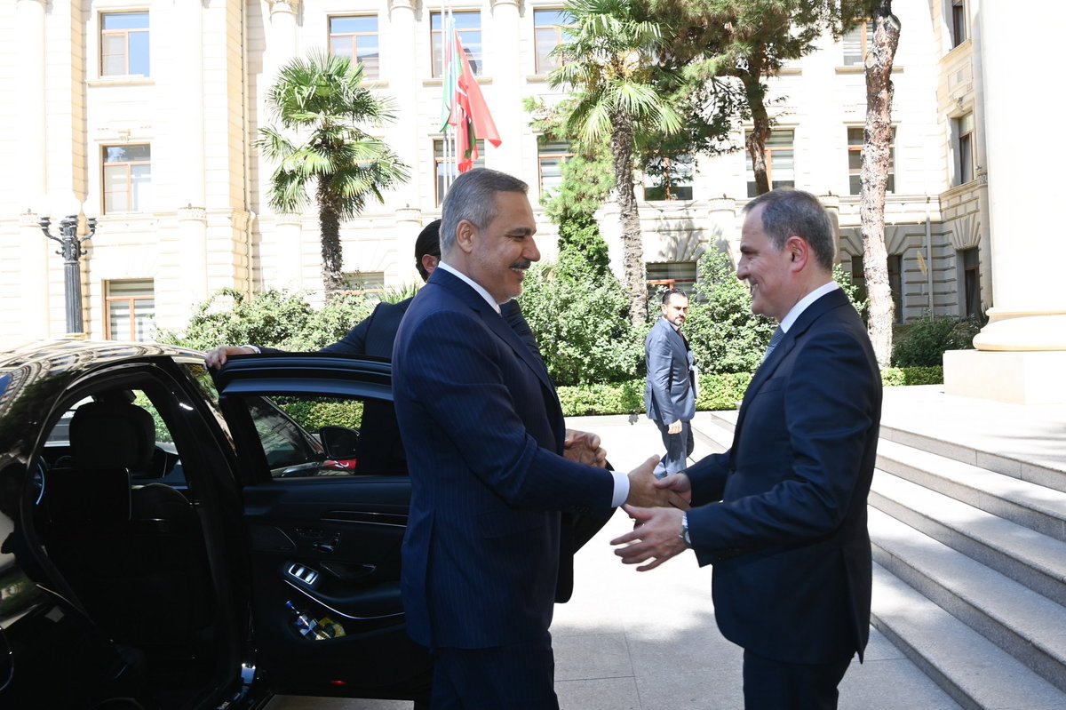 AzerbaijanMFA's tweet photo. Happening now:

The Minister of Foreign Affairs of the Republic of Azerbaijan Jeyhun Bayramov welcomes Türkiye’s Minister of Foreign Affairs @HakanFidan, @AzerbaijanMFA.

The visit reflects the strong strategic partnership, allied relations and fraternal ties between Azerbaijan and Türkiye.

🇦🇿-🇹🇷