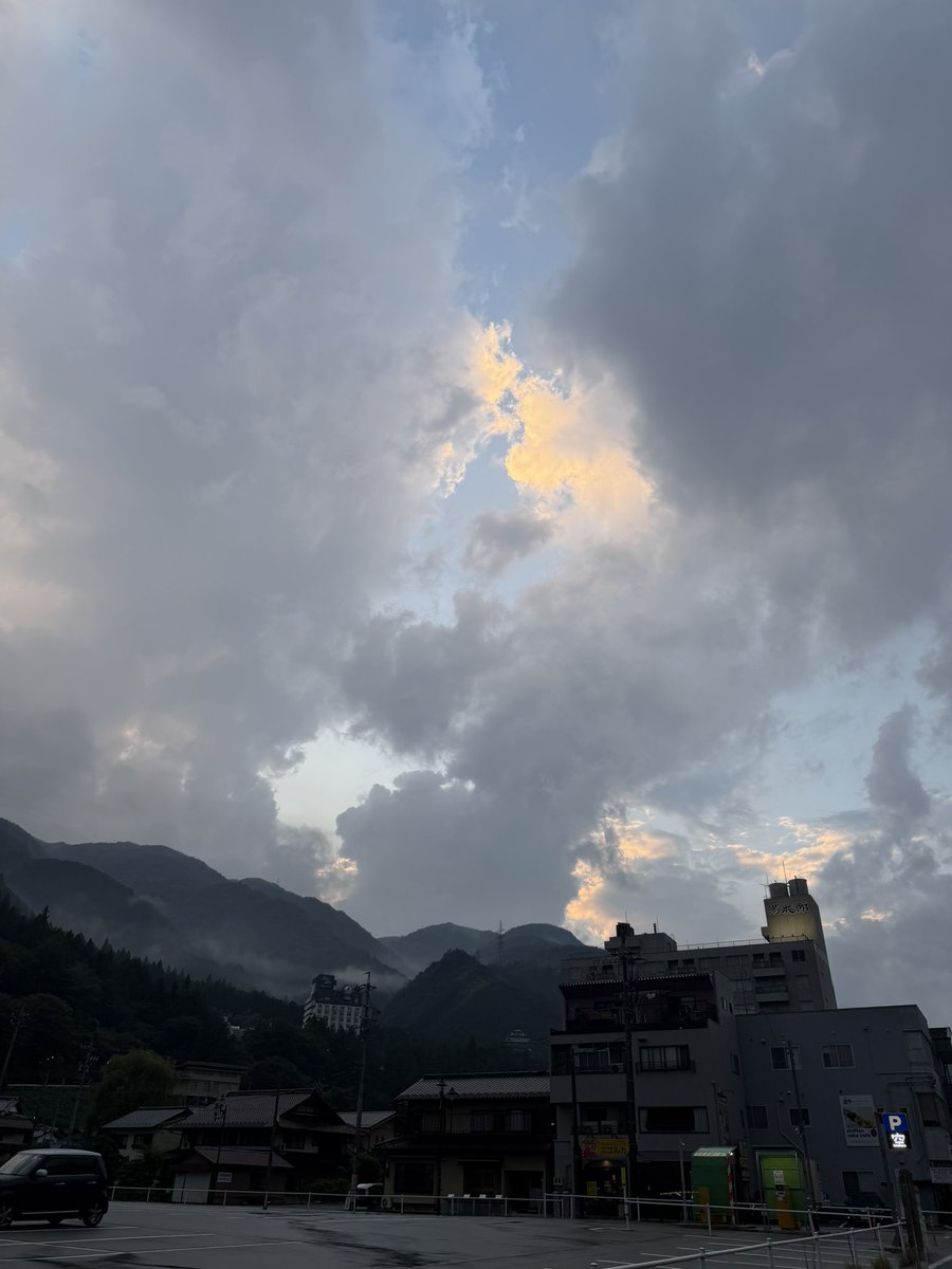 __kimitoyoake's tweet photo. シャツ着ても涼しくなってきたね https://t.co/XiB4BMWXPC