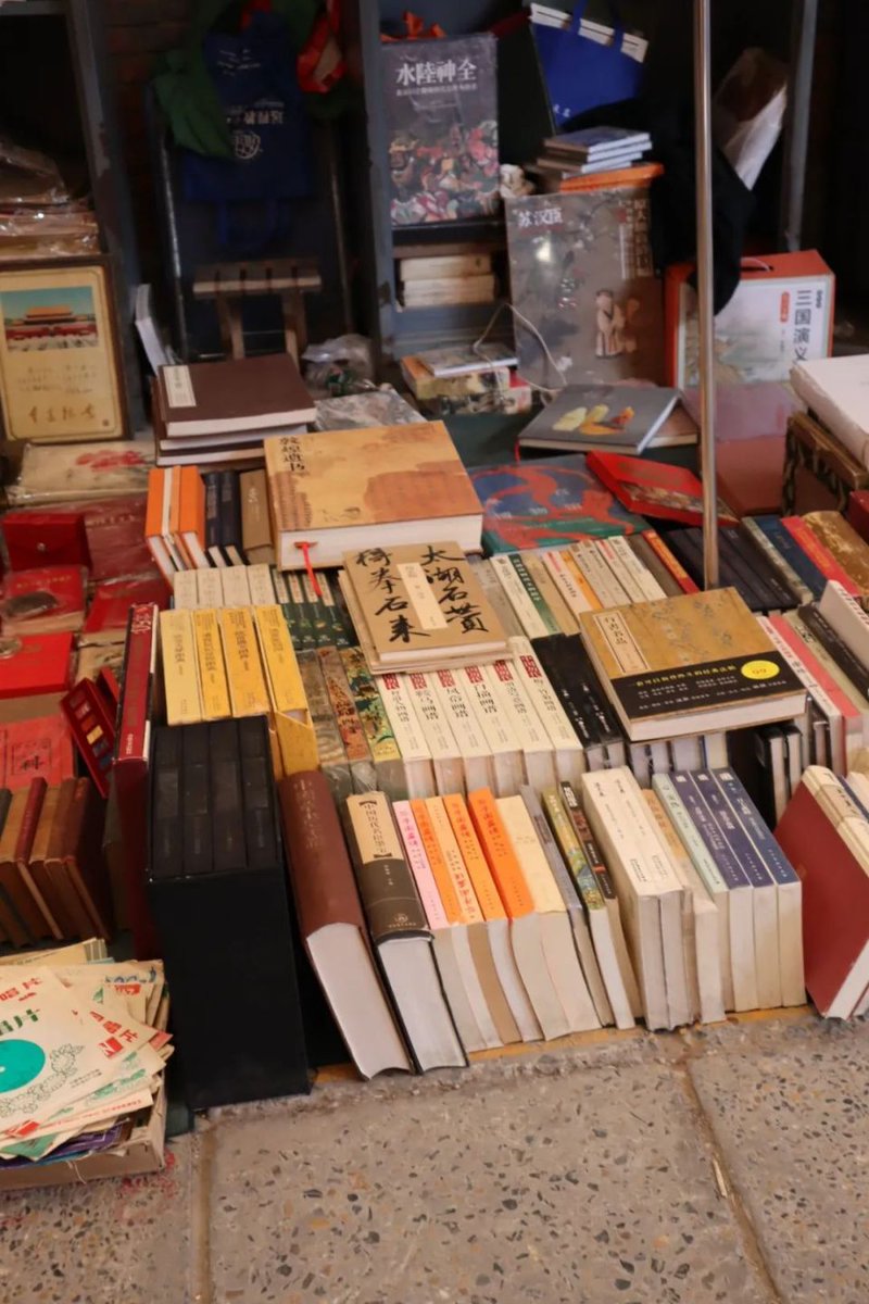 JulioScrim2p's tweet photo. Join our neighborhood book swap this Sat 2-5 PM at the community garden! Bring gently used books, take new reads, and chat with neighbors—all ages welcome! https://t.co/YSrDcq6Oi2