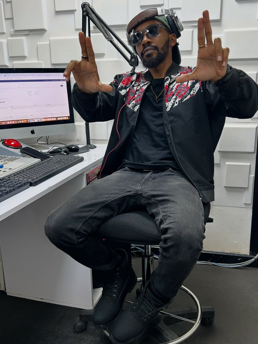 HomeboyzRadio's tweet photo. Andy Young bringing the vibes, the energy & the main-character moments! π₯πΆ
#JamsessionHBR #Andyyoung #HomeboyzRadio https://t.co/4EW0WUF45H