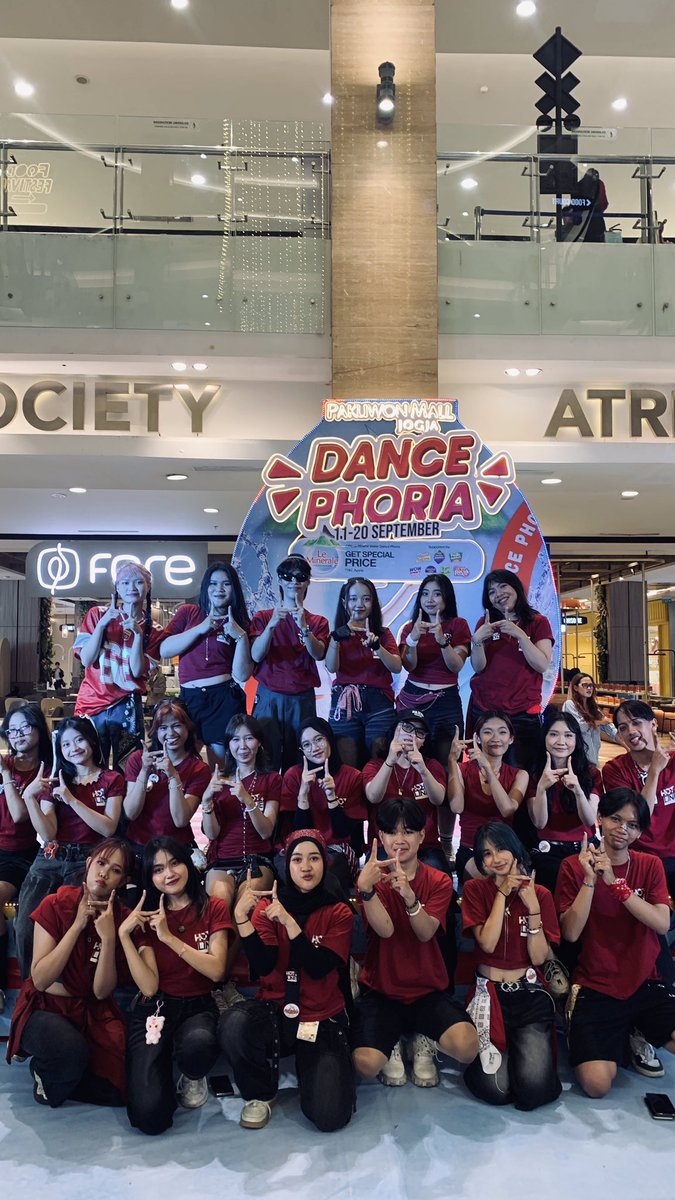scentoflune's tweet photo. finally gedebak gedebuk hampir 2 minggu akhirnya kelar, good job guys! love u @HotlineDC 🥺🤍 https://t.co/QPUl3A47Pv