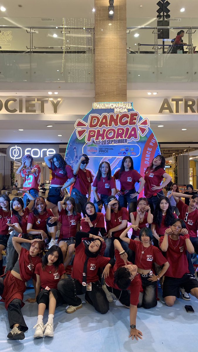 scentoflune's tweet photo. finally gedebak gedebuk hampir 2 minggu akhirnya kelar, good job guys! love u @HotlineDC 🥺🤍 https://t.co/QPUl3A47Pv