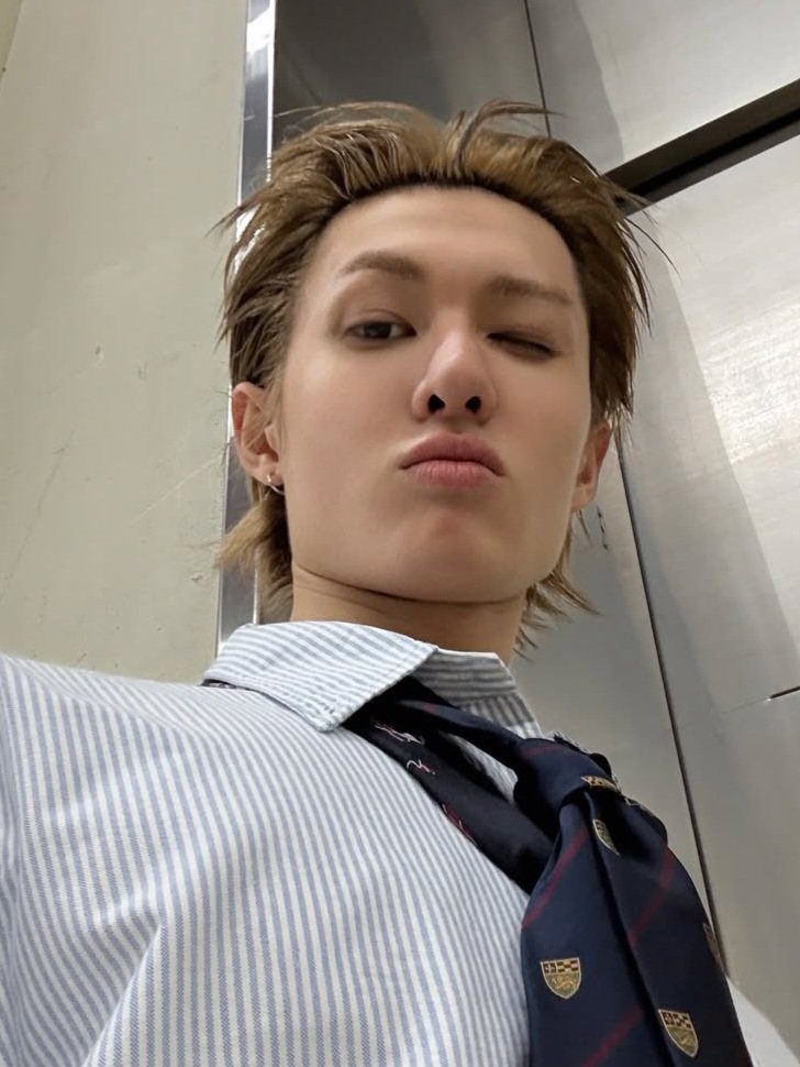 fazgalery's tweet photo. "girl u're so pretty"              "AKU LOH LANANG" https://t.co/nLmBfbbumW