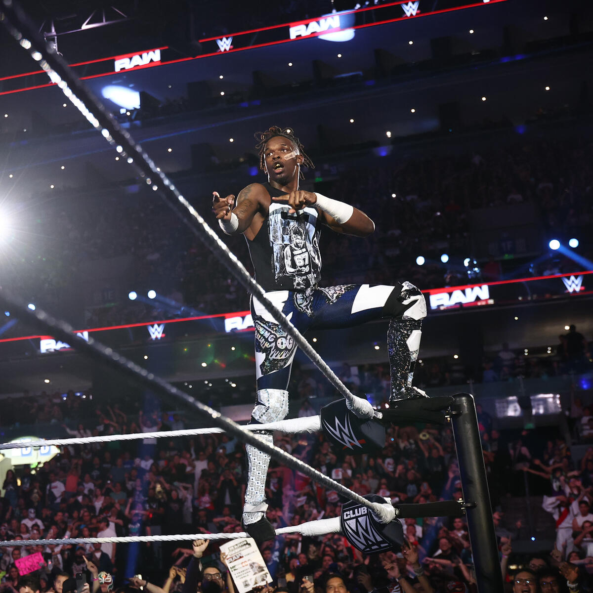 WrestleFeatures's tweet photo. Je'Von Evans fucking rules. https://t.co/h9IsOEktnG