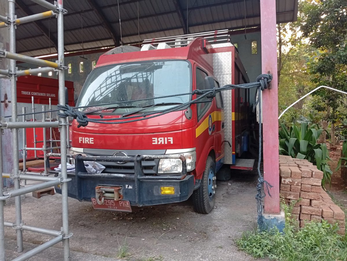 IndraAjahe778's tweet photo. Truck pemadam kebakaran yang telah pensiun 

1. High pressure pump unit 

2. Sudmarsibel pump unit 

3. Water mist unit 

4. Lighting rescue truck https://t.co/RjJMupNCzF