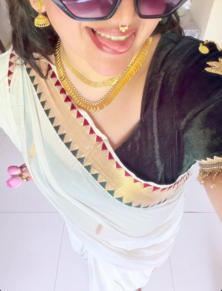 hotbollyangels's tweet photo. Monday looked like this
Mommyme😂
#MondayMoistTheSunSecret
#ganpatimodak #momsoon
#saree #hotyy #sexysaree
💋 https://t.co/Yde6wl2mOq