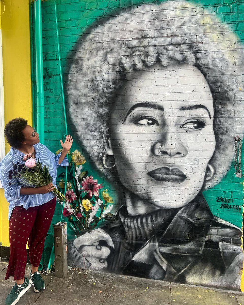 doditaramel12's tweet photo. I was so excited and touched to find this piece by the talented  displayed at my preferred florist in Shoreditch!  💐😍🎨🙏🏽 A truly lovely surprise! 😌 https://t.co/ul883HHitb