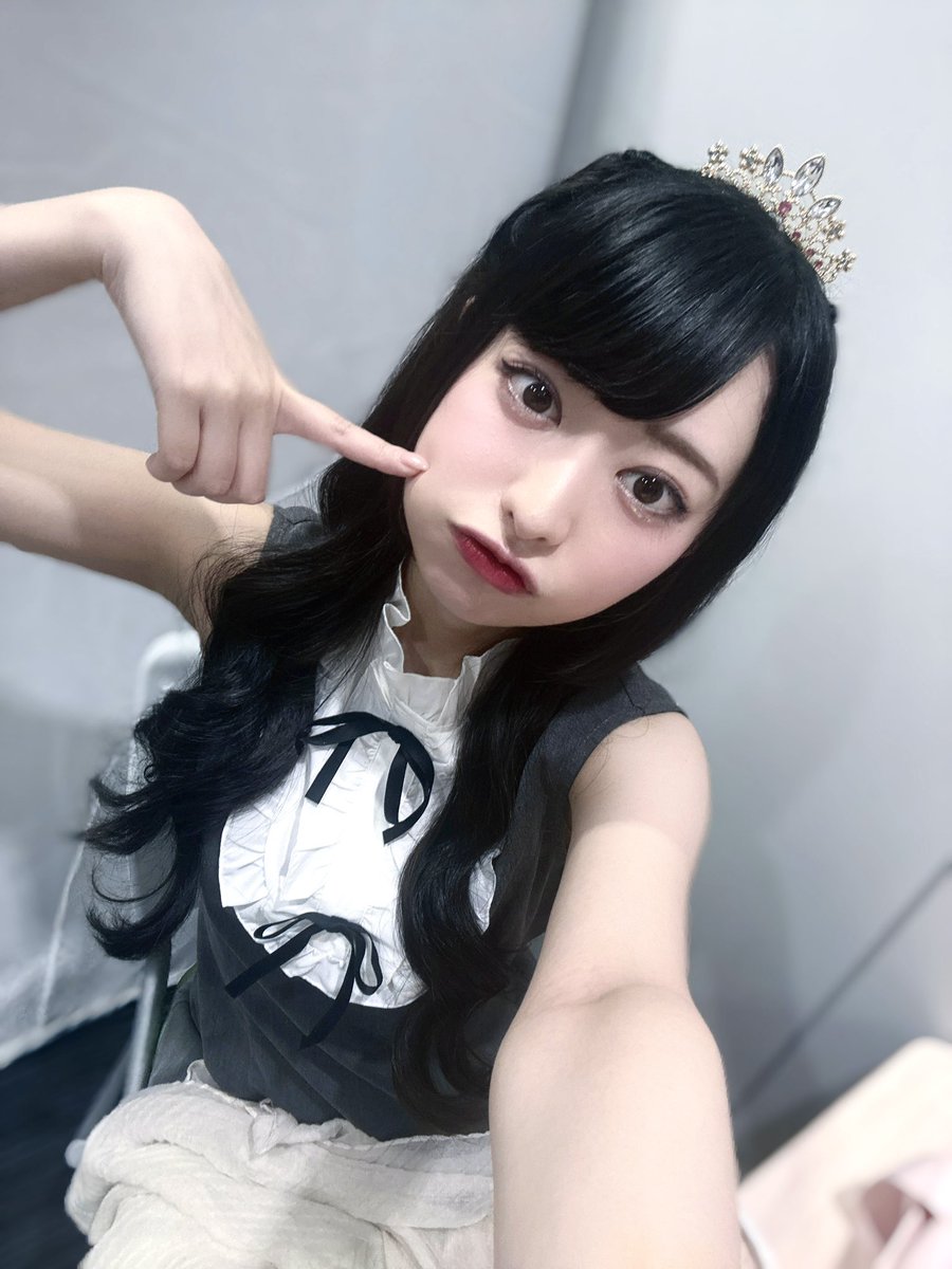 seko_ria's tweet photo. おいしいものだらけの楽屋にいるよ
この後20：00〜よろしくお願いします！
 #りあトモ https://t.co/2hoDlm8eMQ