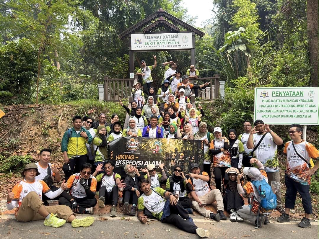CLAB_Malaysia's tweet photo. Ketua Pegawai Eksekutif CLAB, Datuk Abdul Rafik Abdul Rajis, selaku Pengerusi Kelab Sukan dan Kebajikan CIDB Ibu Pejabat (KCIDBIP), turut serta dalam aktiviti mendaki ke Bukit Batu Putih, Port Dickson sempena OSH Week Madani 2026.
#CLAB #CIDB #KCIDBIP #OSHWeekMadani2026 #OSH https://t.co/v7Z72WH2TU