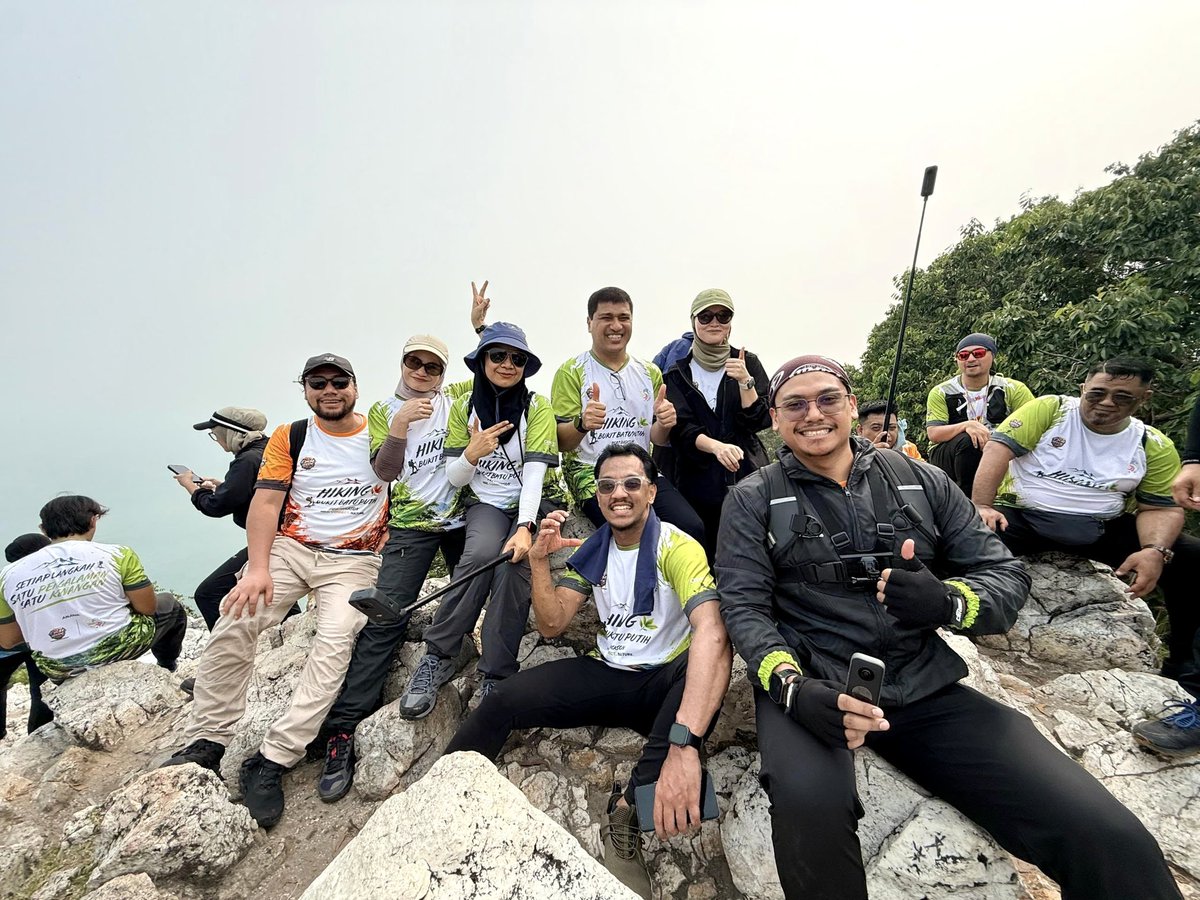 CLAB_Malaysia's tweet photo. Ketua Pegawai Eksekutif CLAB, Datuk Abdul Rafik Abdul Rajis, selaku Pengerusi Kelab Sukan dan Kebajikan CIDB Ibu Pejabat (KCIDBIP), turut serta dalam aktiviti mendaki ke Bukit Batu Putih, Port Dickson sempena OSH Week Madani 2026.
#CLAB #CIDB #KCIDBIP #OSHWeekMadani2026 #OSH https://t.co/v7Z72WH2TU