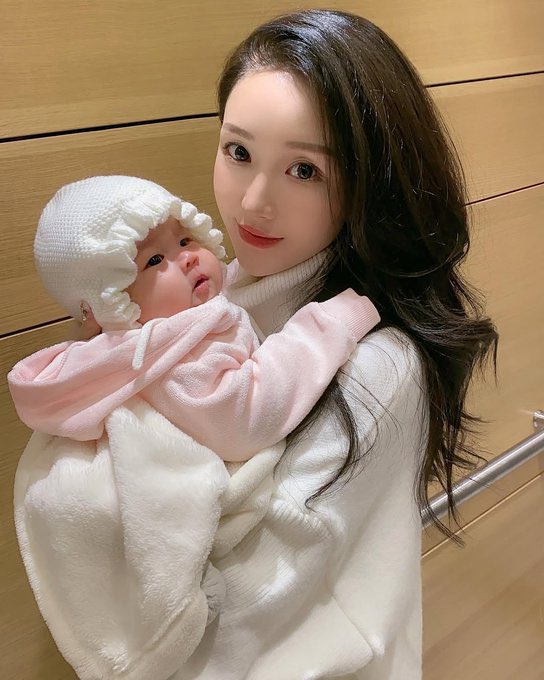 Adel83955007's tweet photo. 小棉袄终于长成了我的小挂件，抱在怀里的每一秒，都是满满的幸福❤️异地一个人带娃...... https://t.co/boMzpBYaEy