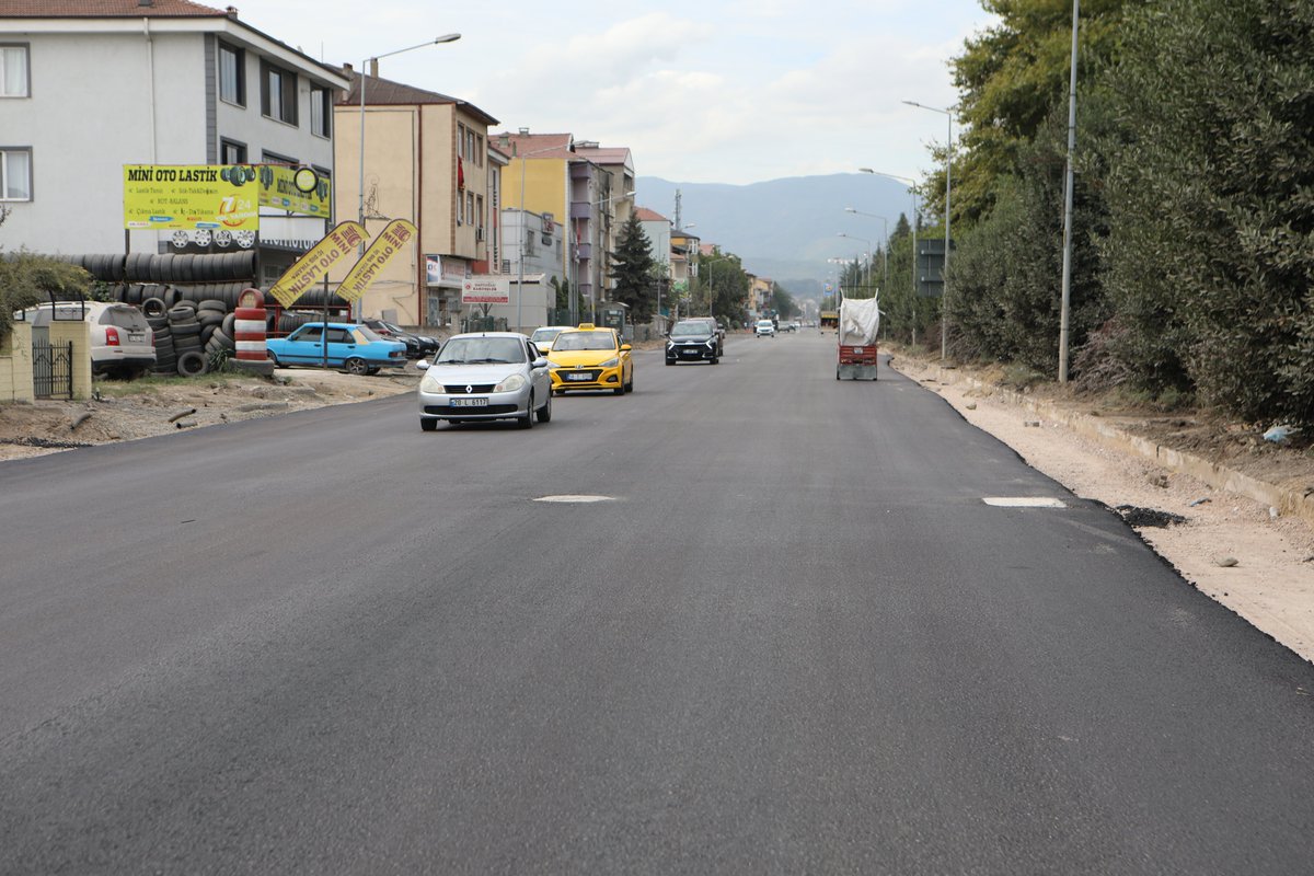 i_karakullukcu's tweet photo. Sakarya Büyükşehir Belediyemiz tarafından Atatürk Caddesi’nde, Büyükşehir Belediyesi Terminali ile Üzeyir Garih Ortaokulu arasındaki güzergâhta dün akşam saatlerinde başlayan asfalt çalışması, gece boyunca devam eden yoğun çalışmaların ardından tamamlandı.

Sakarya Büyükşehir Belediye Başkanımız Sayın Yusuf Alemdar’a ve emeği geçen tüm ekiplerimize teşekkür ediyorum.

Atatürk Caddesi’nin kalan bölümündeki çalışmaların da en kısa sürede tamamlanmasını temenni ediyor, ilçemize hayırlı olmasını diliyorum.