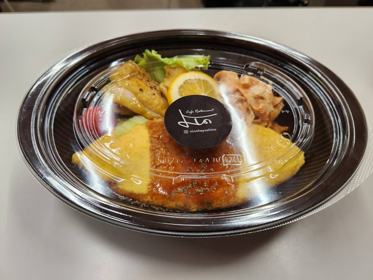 saisaidori's tweet photo. 今日はインターンシップ1日目！

お昼は、おなじみ「よしの」さんの菜彩鶏を使ったお弁当でした🐣🍱

美味しいごはんでインターン生の会話も弾みました😊

しっかりチャージできたので、明日もみんなで楽しく頑張ります！
#よしの #インターンシップ  #菜彩鶏 https://t.co/Yp8P6KkWOU