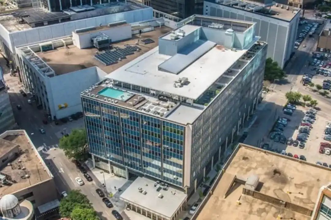 TexasHeater's tweet photo. @DHSgov seems to be a lot of pimps &amp; prostitutes now in plain site in the middle of Dallas in and around pacific &amp; Akard. Pimps walking their girls into restaurants bars &amp; nightclubs Big fancy hotel . Lots of “high end escorts” live around the corner at the luxury apartment https://t.co/K996YaXA2X
