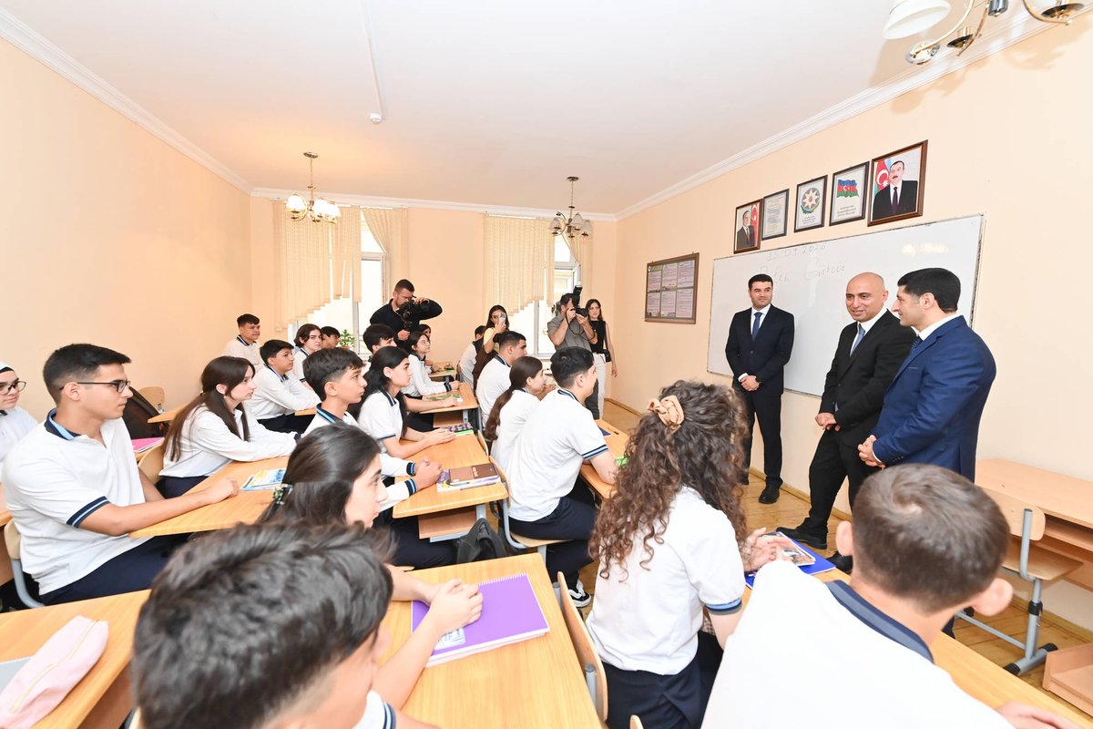tehsilgovaz's tweet photo. Sentyabrın 15-də Bakı şəhəri Eldar Məmmədov adına 21 nömrəli tam orta ümumtəhsil məktəbində Bilik Gününə həsr olunmuş tədbir keçirilib.

Tədbirdə çıxış edən elm və təhsil naziri Emin Əmrullayev müəllim və şagirdləri yeni tədris ili münasibətilə təbrik edib, onlara uğurlar arzulayıb.

Daha sonra nazir məktəbdə tədris prosesi ilə tanış olub, şagirdlərlə görüşüb. Görüş zamanı onların yeni tədris ili ilə bağlı gözləntiləri, maraqlandıqları sahələr və gələcək planları barədə fikirlərini dinləyib.

Ətraflı: https://t.co/UWY1m7rzbf

#ElmVəTəhsilNazirliyi #BilikGünü #YeniTədrisİli
