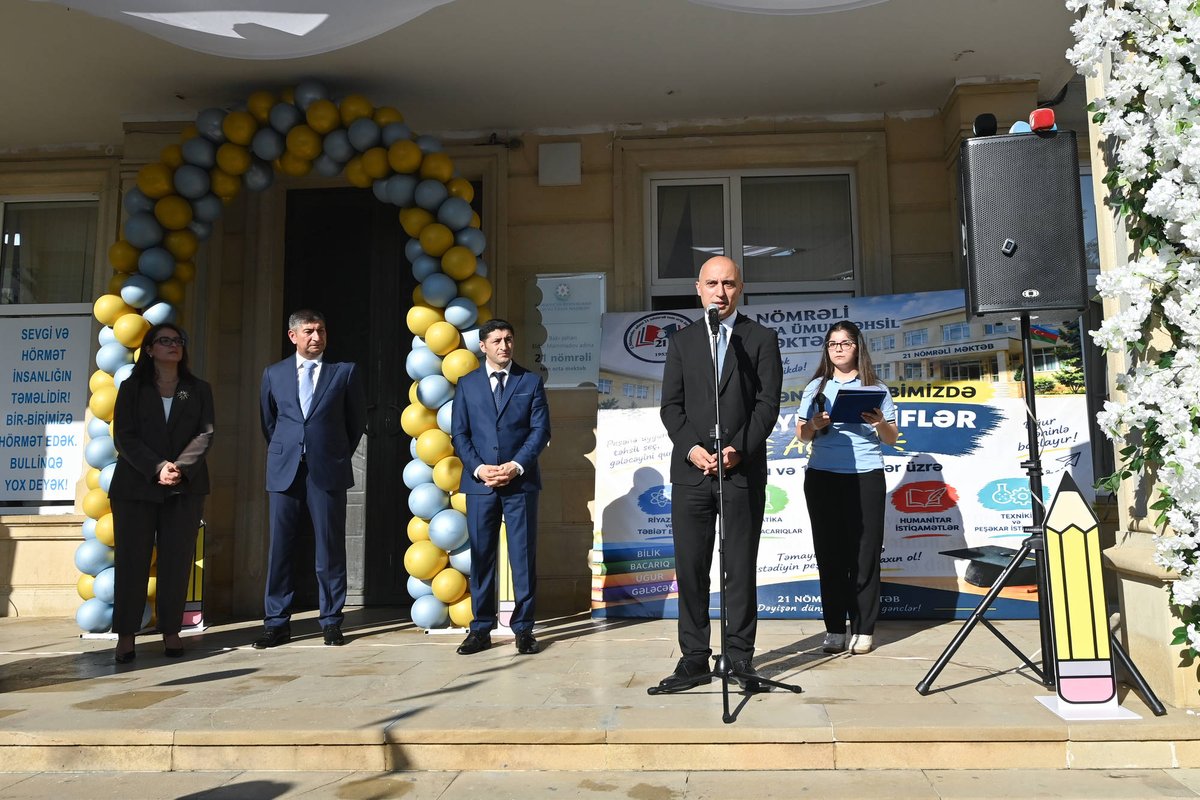 tehsilgovaz's tweet photo. Sentyabrın 15-də Bakı şəhəri Eldar Məmmədov adına 21 nömrəli tam orta ümumtəhsil məktəbində Bilik Gününə həsr olunmuş tədbir keçirilib.

Tədbirdə çıxış edən elm və təhsil naziri Emin Əmrullayev müəllim və şagirdləri yeni tədris ili münasibətilə təbrik edib, onlara uğurlar arzulayıb.

Daha sonra nazir məktəbdə tədris prosesi ilə tanış olub, şagirdlərlə görüşüb. Görüş zamanı onların yeni tədris ili ilə bağlı gözləntiləri, maraqlandıqları sahələr və gələcək planları barədə fikirlərini dinləyib.

Ətraflı: https://t.co/UWY1m7rzbf

#ElmVəTəhsilNazirliyi #BilikGünü #YeniTədrisİli