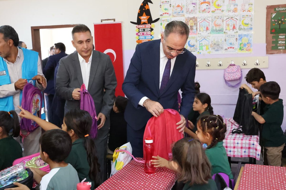 mehmetkusnet's tweet photo. Yeni eğitim-öğretim dönemine başlangıç yapan öğrencilerimizle bir araya gelerek, heyecanlarına ortak olduk.

İlçe Milli Eğitim Müdürümüz Ahmet Demir, İlçe Başkanımız Süleyman Elgün ve Meclis Üyemiz Abdulkadir Karakeçili ile birlikte eğitim setlerimizi hediye ettiğimiz evlatlarımızın yeni eğitim yılında başarı, sağlık ve mutlulukla dolu güzel bir dönem geçirmelerini diliyor, her birinin gözlerindeki umut ve heyecanın daim olmasını temenni ediyoruz.