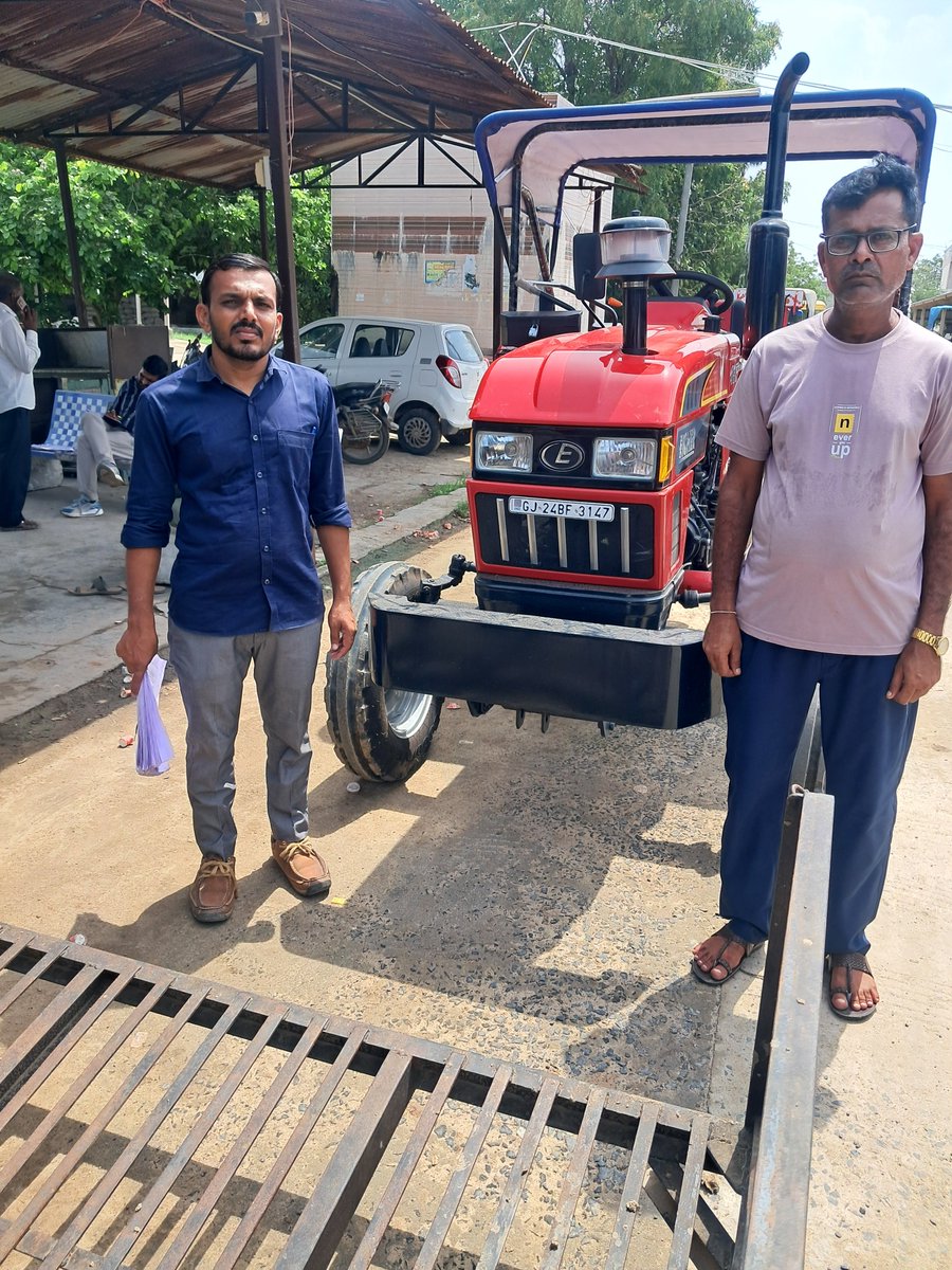 GSJAKHEL's tweet photo. ट्रेक्टर की जांच के लिए खेत या घर तक जाना पड़ता है, लेकिन कागजात की सही जांच के लिए उचित कार्यालय की सुविधा नहीं है।
#GramsevakNyayLadat @jitu_vaghani @irushikeshpatel https://t.co/8UVMTLKLaF