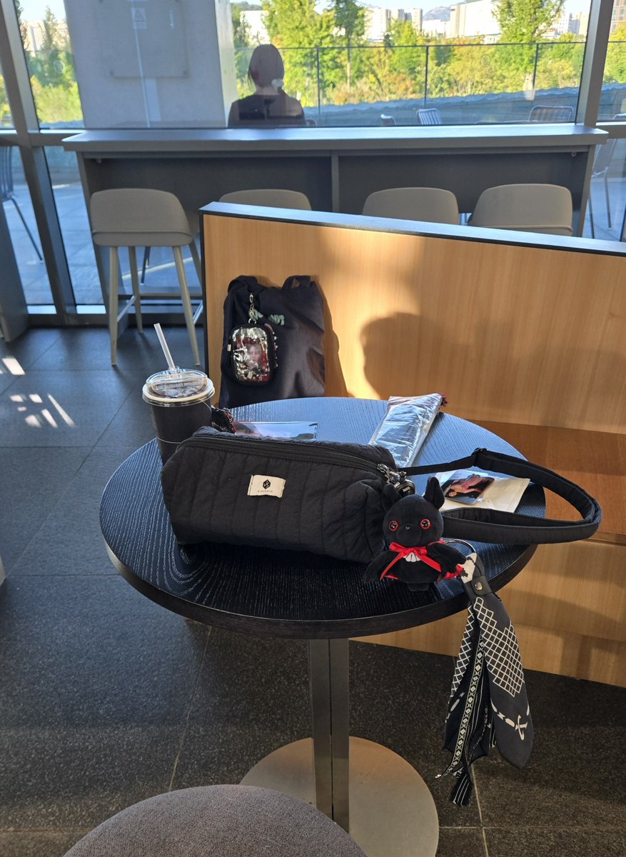 kimmijyu's tweet photo. 오늘 공연을 보러 온 코코넛🥥이 있을까요?
4가지 종류의 북마크🔖를 많이 가져왔으니 2층 카페에 오셔서 찾아보세요.
무작위로 선물을 드릴게요. https://t.co/QipkrBNmKh