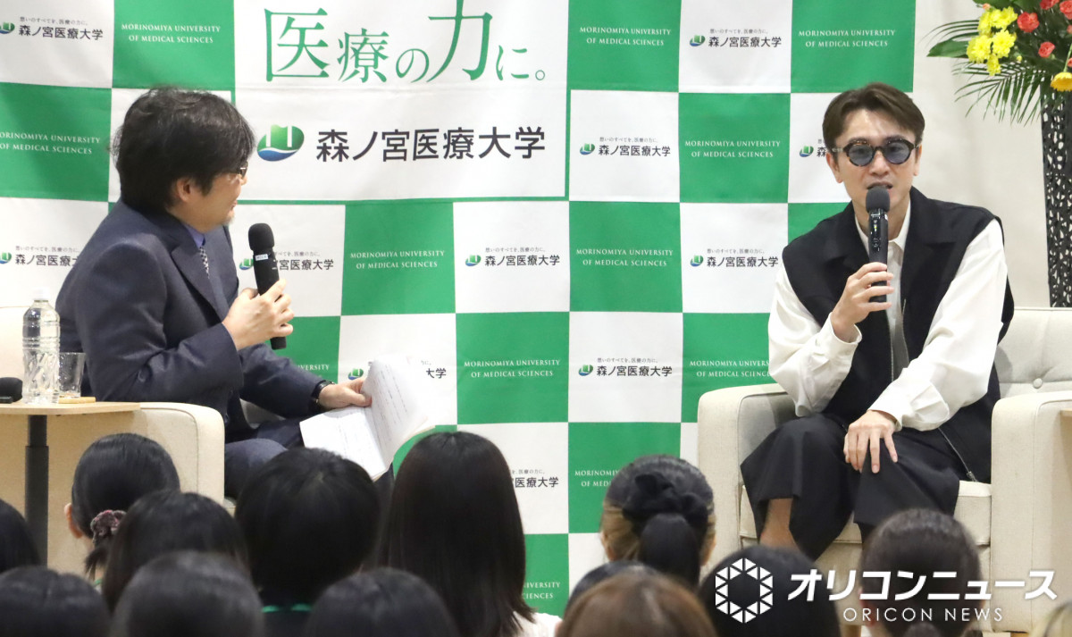 oricon's tweet photo. SUPER EIGHT安田章大、脳腫瘍発症から現在の光過敏まで…医療大学で赤裸々に語る
https://t.co/Zx7tA38YZ8
⠀
森ノ宮医療大学で特別講演を行った。約10年前、脳腫瘍で12時間に及ぶ大手術を経験。現在も続く光過敏の後遺症は「サングラスで防御していてもしんどい」というが、それでも「ただ生きてるっ ていうことを実感することが楽しい」と語った。