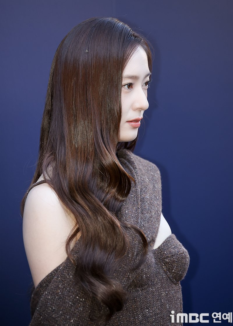 imbcenews's tweet photo. [포토] 정수정, 공주
#정수정 #크리스탈 #랄프로렌 #iMBC연예

배우 정수정(크리스탈)이 15일 오후 서울 종로구에 위치한 한 미술관에서 열린 패션 브랜드 다큐 스크리닝 이벤트 행사에 참석해 포즈를 취하고 있다.

🔗https://t.co/hPCacPSEXX https://t.co/utHklGb7N0