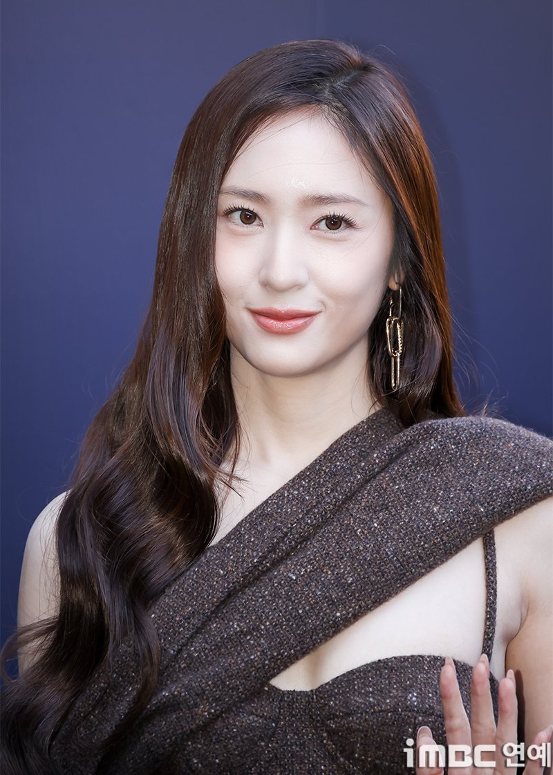 imbcenews's tweet photo. [포토] 정수정, 공주님 포스
#정수정 #크리스탈 #랄프로렌 #iMBC연예

배우 정수정(크리스탈)이 15일 오후 서울 종로구에 위치한 한 미술관에서 열린 패션 브랜드 다큐 스크리닝 이벤트 행사에 참석해 포즈를 취하고 있다.

🔗https://t.co/hPCacPSEXX https://t.co/QuiF0GTUKo