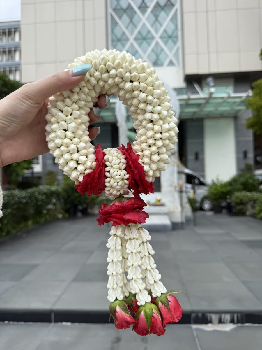 desirposter1565's tweet photo. 🕉️โอม นะโม พระคเณศายะ
นะโม นะมะ คันธะมาละ
สิทธาหะนัม กะพะมานะ
สัมมาอะระหัง วันทามิ
สัมมาอะระหัง วันทามิ
สัมมาอะระหัง วันทามิ

🌟ถวายพวงมาลัยพระพิฆเนศ กรมศิลปากร เนื่องในเทศกาลคเณศจตุถี เหมาะจะขอพรด้านงานศิลปะและความคิดสร้างสรรค์ เสริมสติปัญญา ความก้าวหน้าในหน้าที่การงาน https://t.co/pZ1CwxC6oB