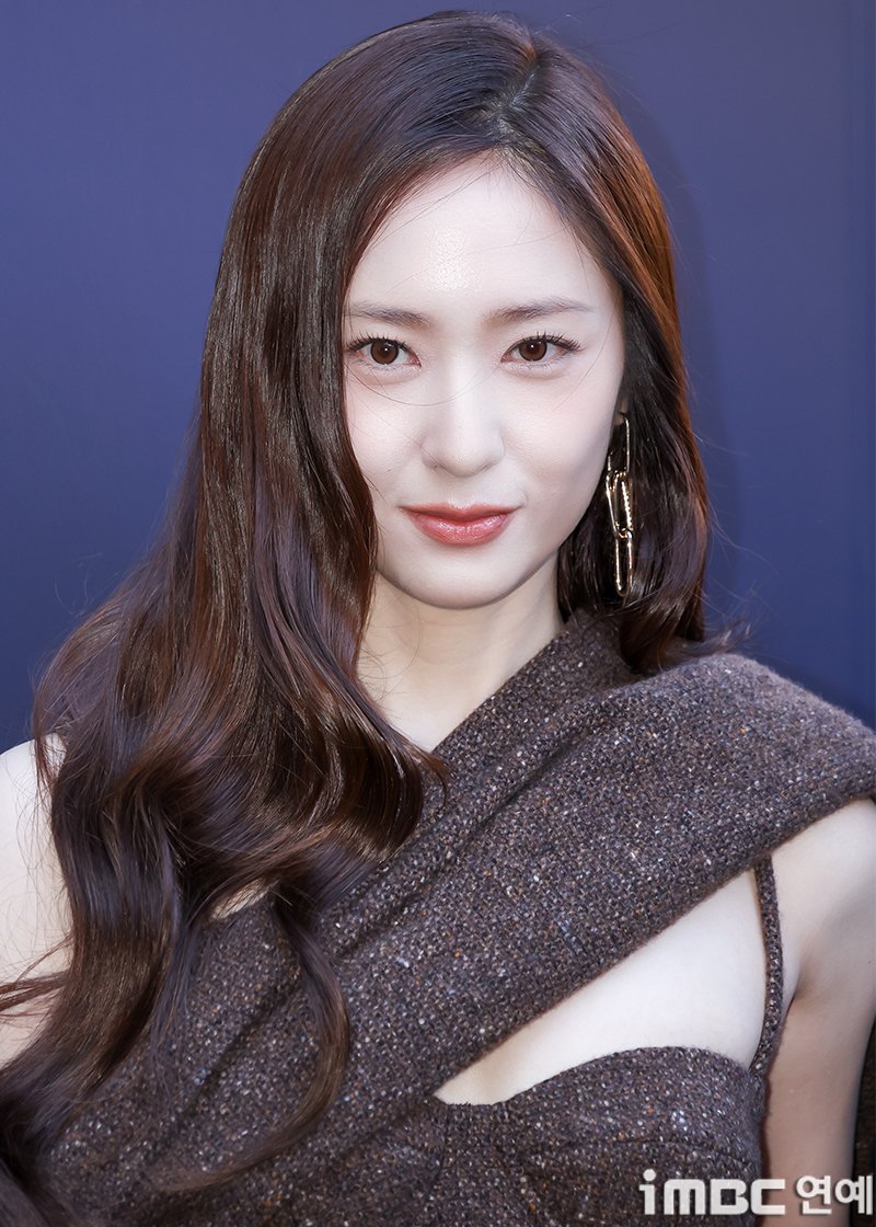 imbcenews's tweet photo. [포토] 정수정, 아름답다
#정수정 #크리스탈 #랄프로렌 #iMBC연예

배우 정수정(크리스탈)이 15일 오후 서울 종로구에 위치한 한 미술관에서 열린 패션 브랜드 다큐 스크리닝 이벤트 행사에 참석해 포즈를 취하고 있다.

🔗https://t.co/hPCacPSEXX https://t.co/j4l1npJJgH