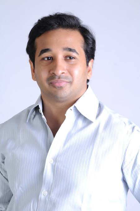 RoshanKrRaii's tweet photo. Nitesh Rane on 13th sep : Muslims should be banned in Garba.

Nitesh Rane on 14th sep : Attends Ganesh Chaturthi pooja at Antilla where there were more than 50 muslims from Bollywood and across industries.

Did he have aukaat to say the same thing to those rich Muslims or Ambanis? 

No, because Kombdi chors can only flex muscles on the poor.