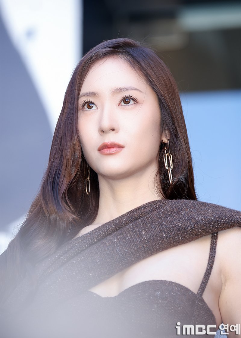 imbcenews's tweet photo. [포토] 정수정, 크리스탈 미모
#정수정 #크리스탈 #랄프로렌 #iMBC연예

배우 정수정(크리스탈)이 15일 오후 서울 종로구에 위치한 한 미술관에서 열린 패션 브랜드 다큐 스크리닝 이벤트 행사에 참석해 포즈를 취하고 있다.

🔗https://t.co/hPCacPSEXX https://t.co/nQZR0jtVhJ