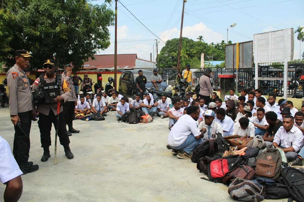LambeSahamjja's tweet photo. guys ini gila sih asli:
- anak sekolah di papua ikut demo tolak mbg
- mereka heran bisa bisa nya ada mbg 
- sementara fasilitas sekolah mereka belum memadai
- mereka lebih milih sekolah yang di bagusin
- guru yang di perbanyak
- daripada mbg di papua https://t.co/Ukknm158OO