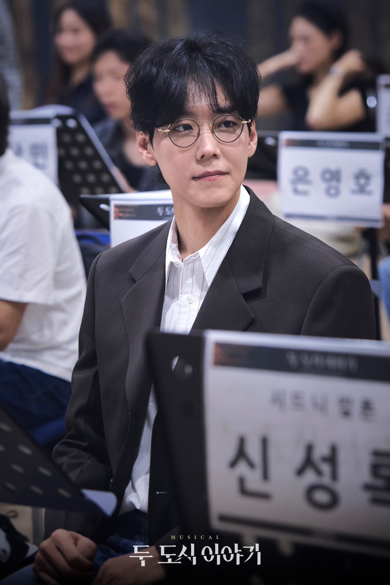 shownote's tweet photo. ㅣ🌌ㅣ #두도시이야기

<두 도시 이야기> 상견례 현장 스케치 공개📸

시드니 칼튼  #카이 #신성록 #고은성

뮤지컬 <두 도시 이야기>
2026.11.11-2027.02.08
광림아트센터 BBCH홀 https://t.co/5FVccnBEjY
