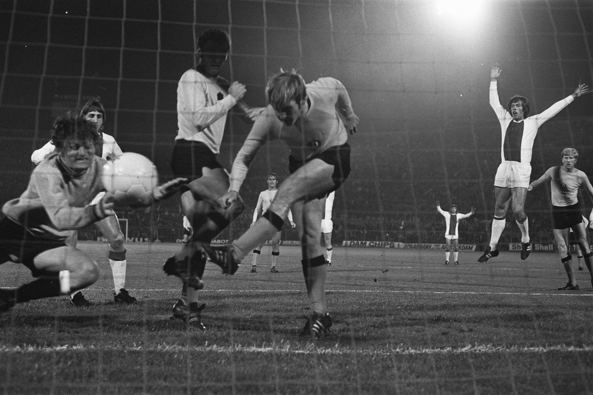 T_DD76's tweet photo. Heute vor 55 Jahren bestritt @DynamoDresden sein erstes Spiel im Europapokal der Landesmeister. 
📣Es war ein Auswärtsspiel in Amsterdam. 

👀 60.000

Ajax mit Stars wie Krol, Neeskens, Haan und Cruyff. 

Rückspiel in DD 0:0 -> @AFCAjax weiter

#sgd1953
#foraja https://t.co/yL23UAfs3H