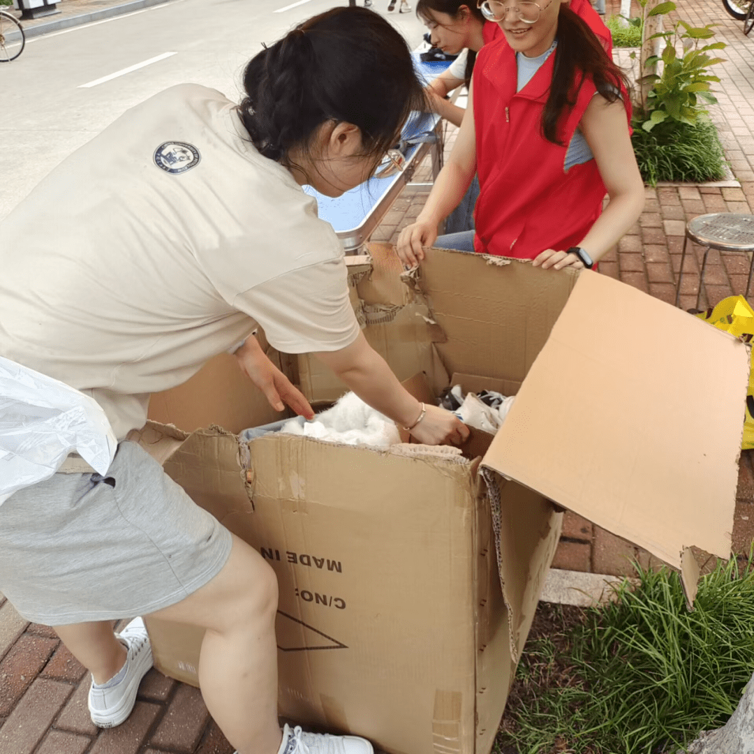 cirae129121's tweet photo. Tackling old clutter today—donating the barely-used items that still spark joy for someone else. One person’s unused thing is another’s treasure!， https://t.co/zfAV66Sds6