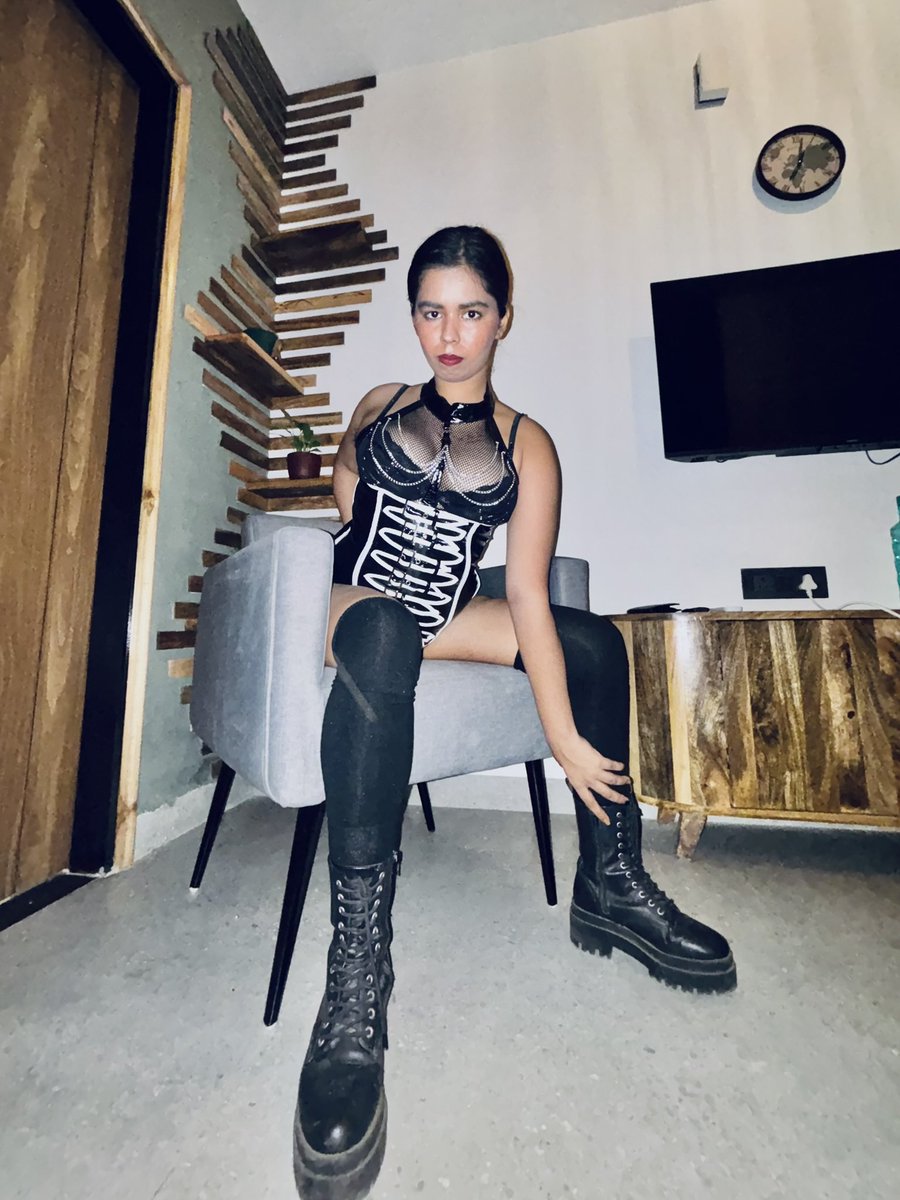 goddess_anushka's tweet photo. some men want romance, some want attention, some just want a pretty woman to financially ruin their afternoon https://t.co/E4kozhMmtJ