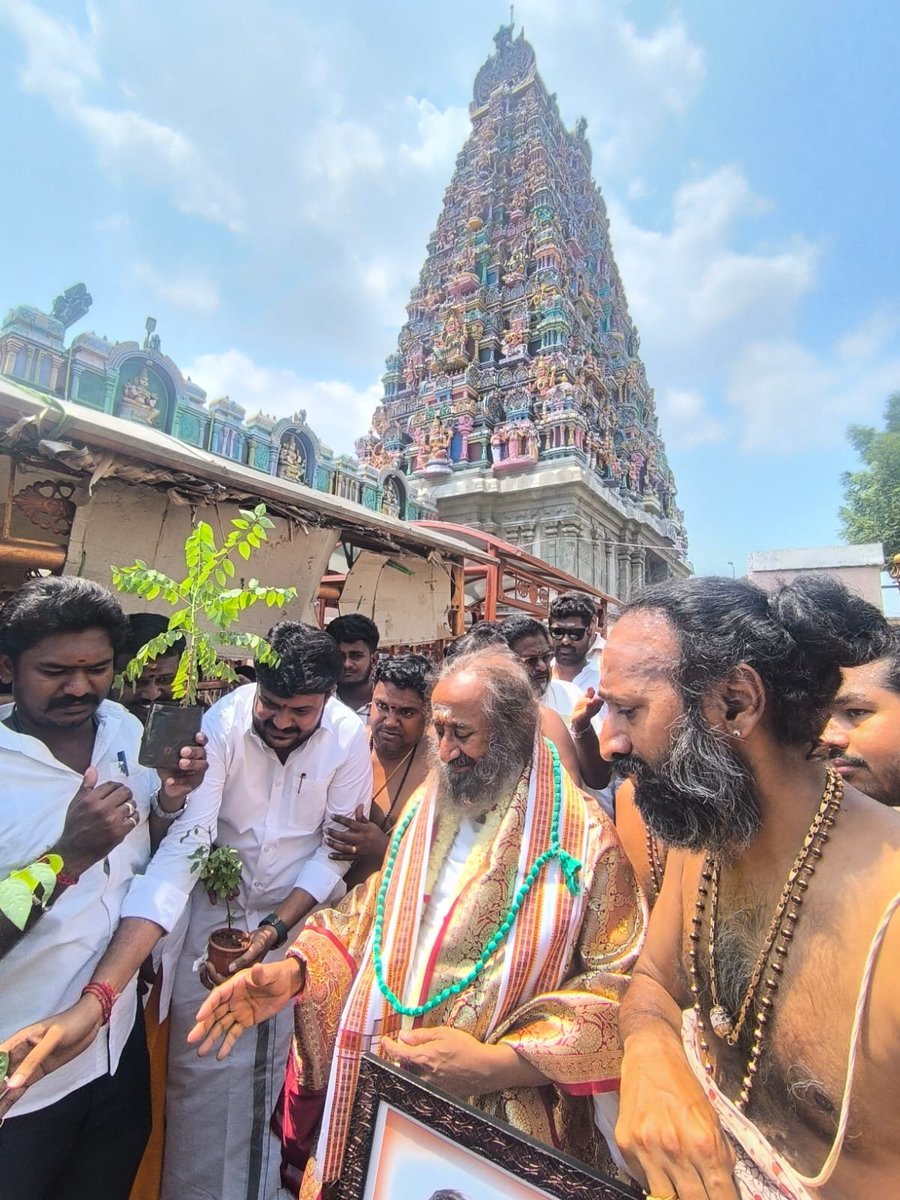 manijgd's tweet photo. @Gurudev now in Sri Mariamman Temple #Samayapuram #Trichy https://t.co/A0sVoEhPeY