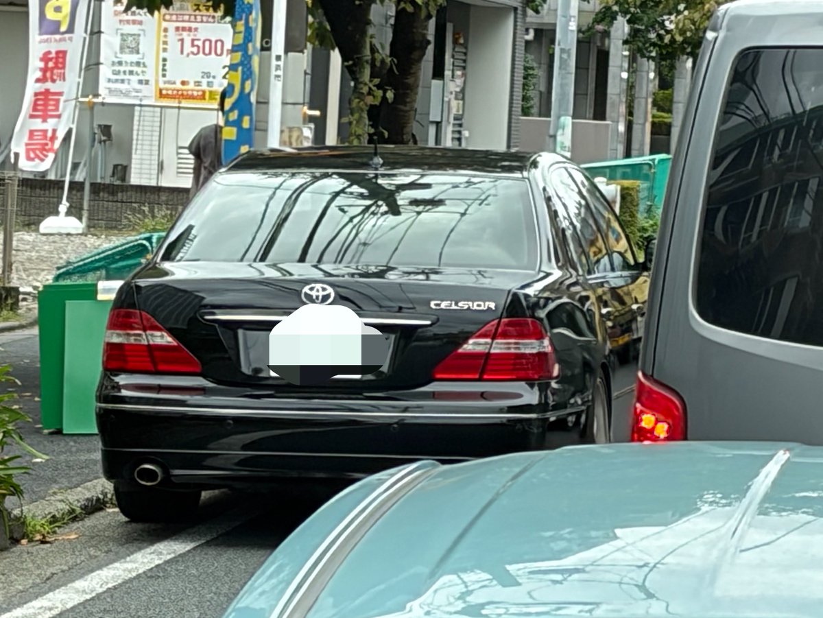 QUlCPay's tweet photo. バカ混みの道で路駐してる正しすぎるセルシオすき https://t.co/dYRFNG1bAZ