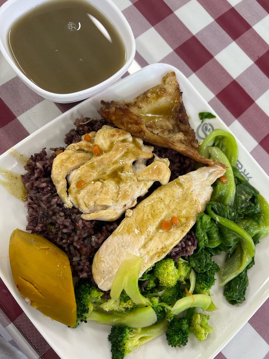 TawnyEros1fjt's tweet photo. Comida baja en grasa y sabrosa para tu plan de adelgazamiento: pechuga de pollo a la parrilla, verduras frescas y arroz integral. Perfecta para mantenerte en forma!， https://t.co/B6VOKu6eDC