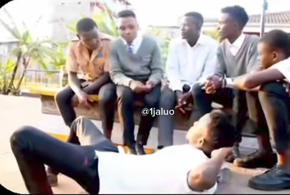 dropdalot's tweet photo. "We huskii ukipata D phyzo ni kama A- ya histo." https://t.co/fCOCUuCtus
