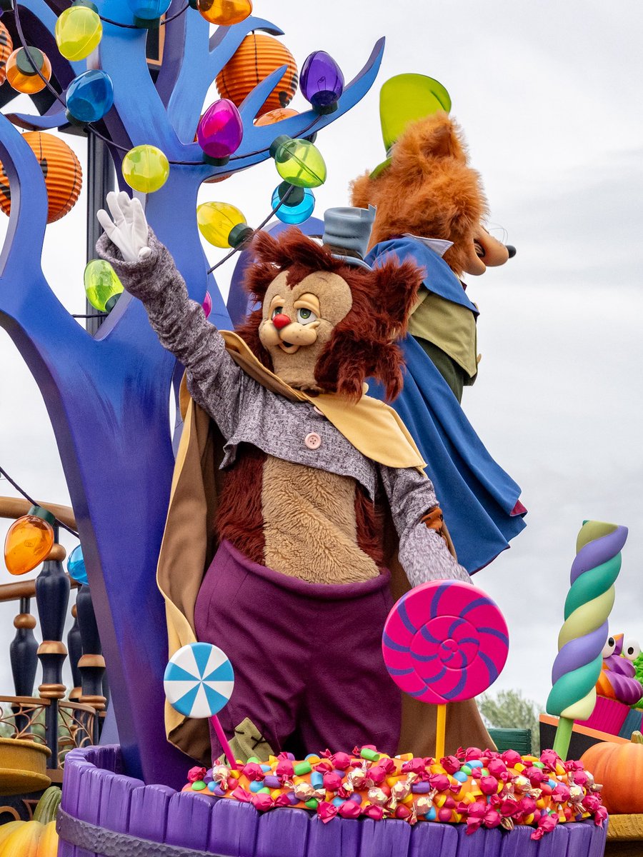 DtimesJP's tweet photo. ヴィランズが主役の妖しいパレード！
東京ディズニーランド「ザ・ヴィランズ・ハロウィーン“Into the Frenzy”」
カラフルなファウルフェロー、ギデオン、ビッグ・バッド・ウルフ、チップ、デールのフロート☆
https://t.co/rDi5pyXvW5 https://t.co/BWBDWbbMv6