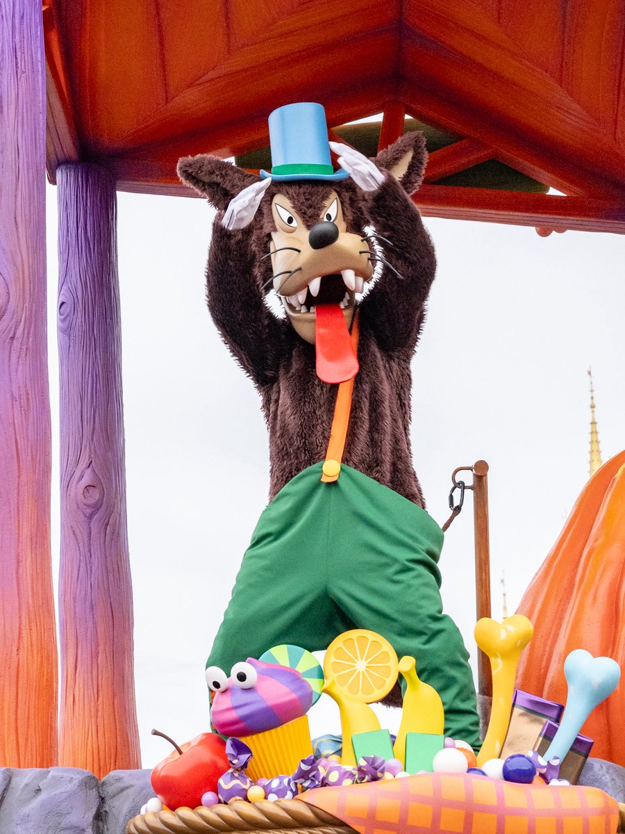 DtimesJP's tweet photo. ヴィランズが主役の妖しいパレード！
東京ディズニーランド「ザ・ヴィランズ・ハロウィーン“Into the Frenzy”」
カラフルなファウルフェロー、ギデオン、ビッグ・バッド・ウルフ、チップ、デールのフロート☆
https://t.co/rDi5pyXvW5 https://t.co/BWBDWbbMv6