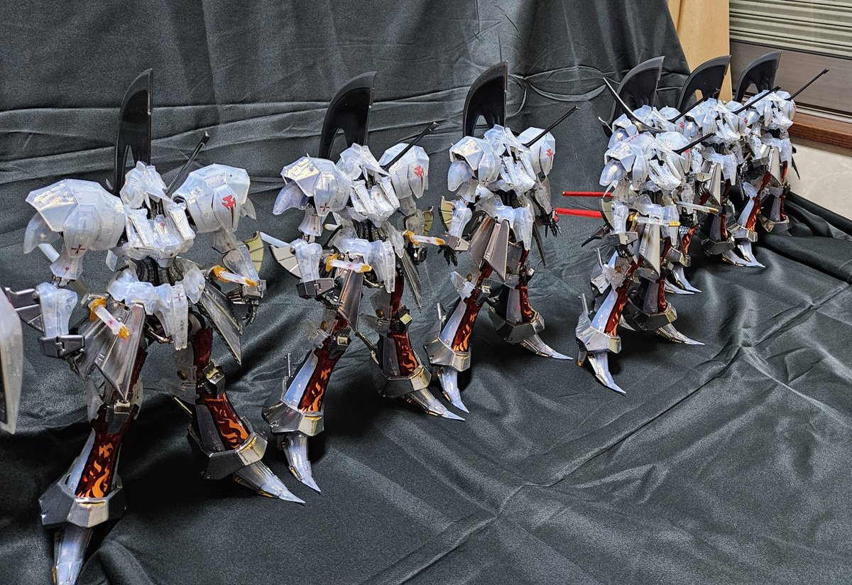 T246034457's tweet photo. 我慢出来ずに集合写真。帝騎KOGと幻像騎士団総長騎+ログナー騎(雷丸仕様)&amp;右翼大体6騎+サリオン騎(ヘルメット特別仕様)&amp;左翼大体6騎。やっぱり全体写真は個々が小さくなるね https://t.co/AMW7vGQNDc